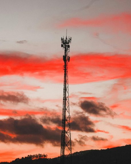 Foto de Kamiz Ferreira: https://www.pexels.com/pt-br/foto/torre-sob-nuvens-vermelhas-2699810/